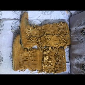 Minnetonka 5 Layer Fringe Suede Boots